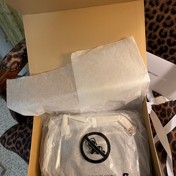 SALE Micheal Kors NWT & Gift Box Jet Set Shoulder/Crossbody& Bowed Magnetic Box - Picture 12 of 12